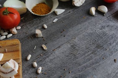 Gri ahşap masa ile sebze, soğan, mantar, biber, bir
