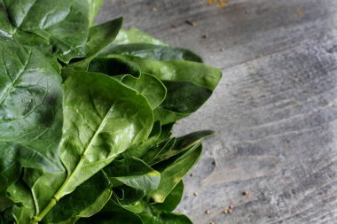 Gri ahşap masa ile sebze, soğan, mantar, biber, bir