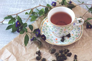 Fincan yeşil çay süt oolong ve üzerinde bira için dağınık koniler 