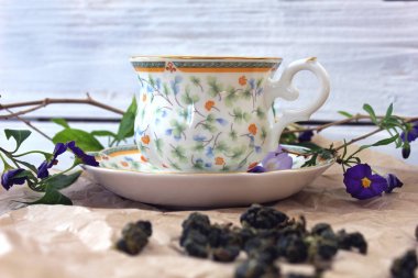 Fincan yeşil çay süt oolong ve üzerinde bira için dağınık koniler 