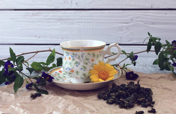 Чашка зеленого чая Молоко Улун и разбросанные конусы для варки на — стоковое фото