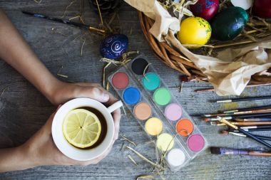 Childs'ın boyalar holdind kap Çay Limonlu ve onun yanında el