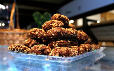 Th üzerine bir piramit şeklinde Fındıklı çikolatalı kurabiye bisküvi