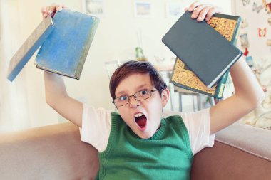 Bir çocuk kitapları ile gözlük