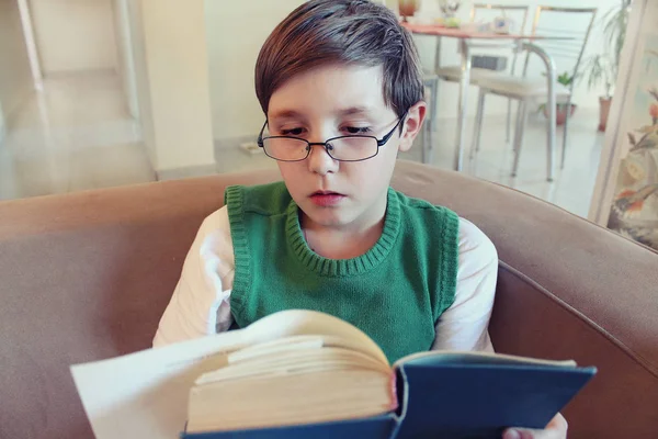 一个男孩在眼镜与书籍 — 图库照片