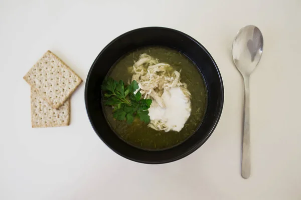 Grön soppa från spinache och brocolli med kyckling och crem i t Stockfoto