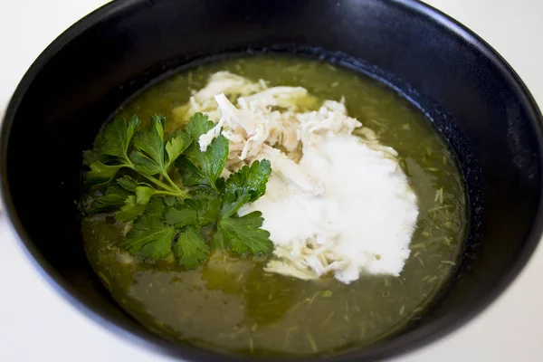 Grön soppa från spinache och brocolli med kyckling och crem i t Royaltyfria Stockfoton