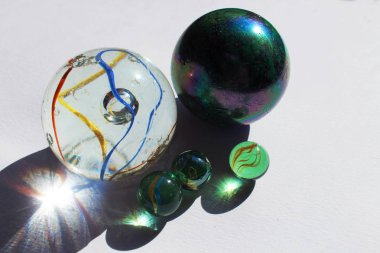 Beyaz arka plan üzerinde renkli mermerler topları