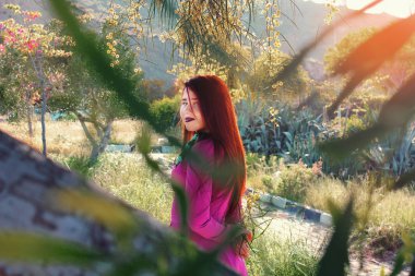 Siz bir buket ile parlak pembe elbiseli genç güzel kız