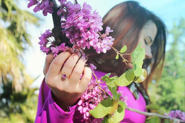 Ung Vacker Flicka Ljusrosa Klänning Med Rosa Ring Handen Håller Royaltyfria Stockbilder