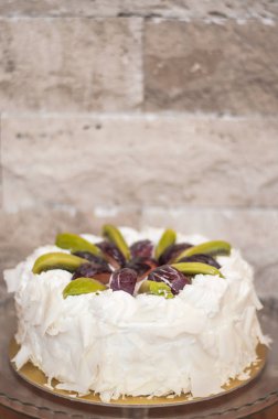 beyaz çikolatalı kek krem ve meyve üstünde belgili tanımlık tepe