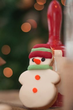 Noel tarzı renkli kurabiye dekore edilmiştir.