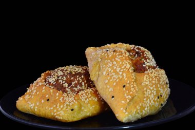 Üzerinde siyah bac izole Pilavuna denilen geleneksel Kıbrıs pasta