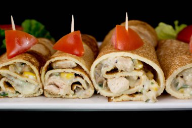 film ile tavuk ve peynir beyaz plaka veya servis