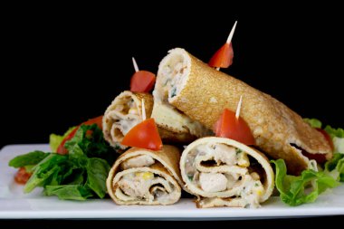 film ile tavuk ve peynir beyaz plaka veya servis