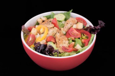 taze sebze ve blac tabakta Tavuk salatası