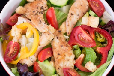 taze sebze ve blac tabakta Tavuk salatası