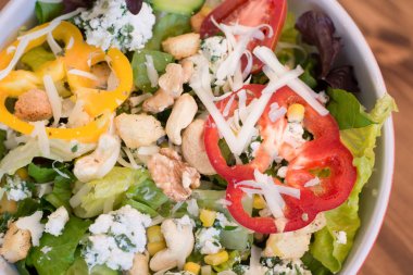 taze salata sebze ve beyaz peynir ve WHI içinde fındık