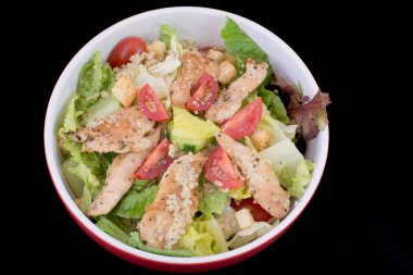 taze salata sebze kinoa ve th tabakta tavuk