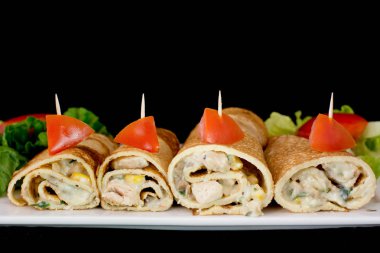 film ile tavuk ve peynir beyaz plaka veya servis