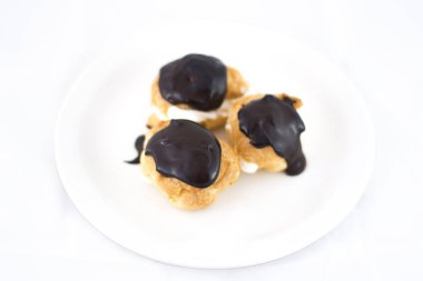 Beyaz arka plan üzerinde izole Profiterols