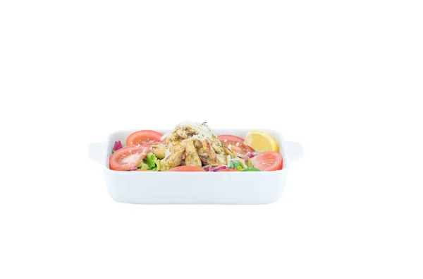 新鮮な野菜と鶏肉の白いプレートのサラダ — ストック写真