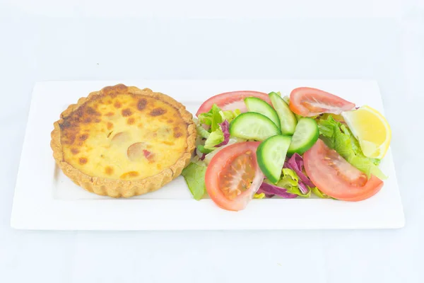 チーズの下で肉の焼かれたパイを添えてトマト グリーン c — ストック写真