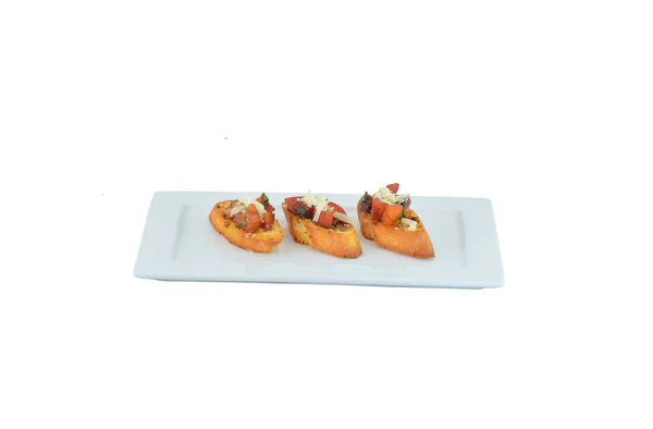 Tres bruschettes con queso de tomate y hierbas y ajo servido — Foto de Stock