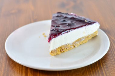 Frambuazlı pasta tabağı ahşap tablo