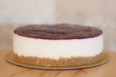 Ahşap masa üzerinde ahududu cheesecake