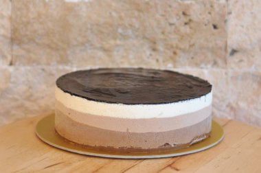Üç renk çikolatalı mousse kek