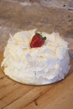 Beyaz çikolatalı çilekli pasta