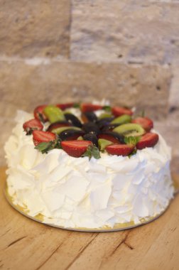 Beyaz çikolatalı meyveli kek