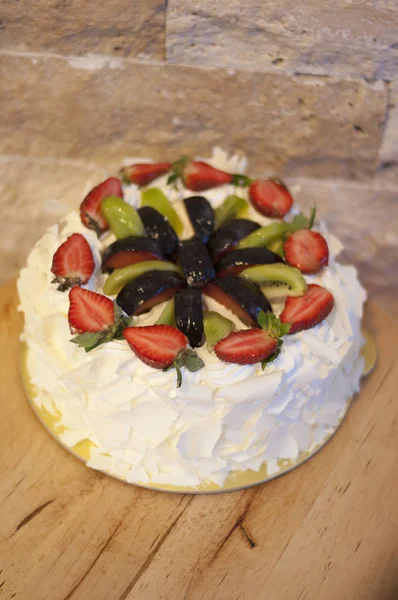 Beyaz çikolatalı meyveli kek