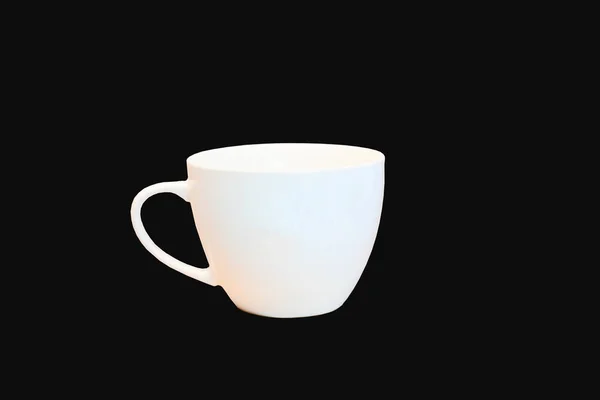 Taza de café blanco sobre un fondo negro aislado — Foto de Stock