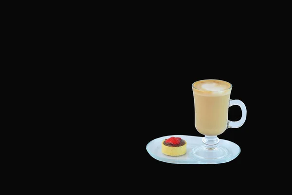 Вкусный кофе с латте в высоком бокале, подаваемый на соусе — стоковое фото