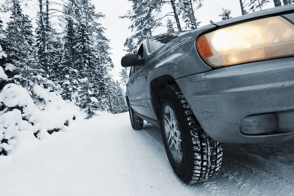 Carro, suv, condução em condições nevadas — Fotografia de Stock