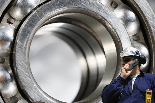 Trabajador, ingeniero y rodamientos de bolas gigantes — Foto de Stock