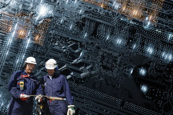 Dois técnicos contra placa-mãe de computador — Fotografia de Stock