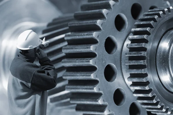 Engineer and gear machinery — Stock Photo, Image