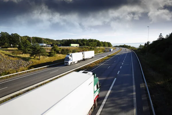 Lastbilar köra på natursköna motorväg — Stockfoto