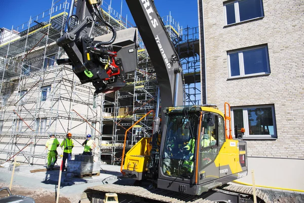 Bulldozer och byggnadsarbetare — Stockfoto