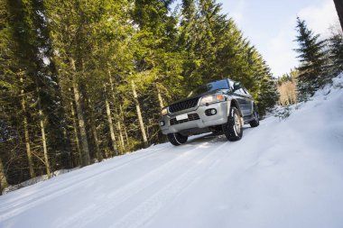 4 x 4 çekişli engebeli karlı kış küçük dar ülkede-yol kış içinde