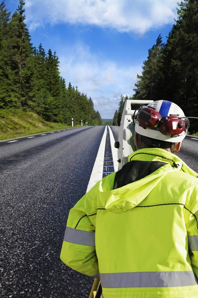 土木エンジニア リング測定器 工業国の道路の測量 — ストック写真