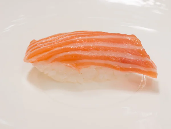 Japanse klassieke sushi met verse zalm vis — Stockfoto