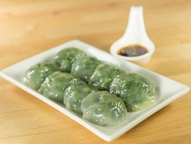 Buharda pişmiş hamur tatlısı sarımsak Chives ve Taro ve bambu ile doldurulmuş 