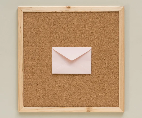 Mantar pano çerçeve arka plan üzerinde beyaz zarf — Stok fotoğraf