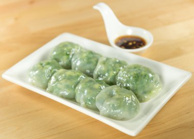 Buharda pişmiş hamur tatlısı sarımsak Chives ve Taro ve bambu ile doldurulmuş 