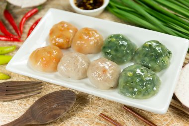 Buharda pişmiş hamur tatlısı sarımsak Chives ve Taro ve bambu ile doldurulmuş 