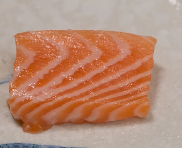 Sushi clásico japonés con salmón fresco —  Fotos de Stock